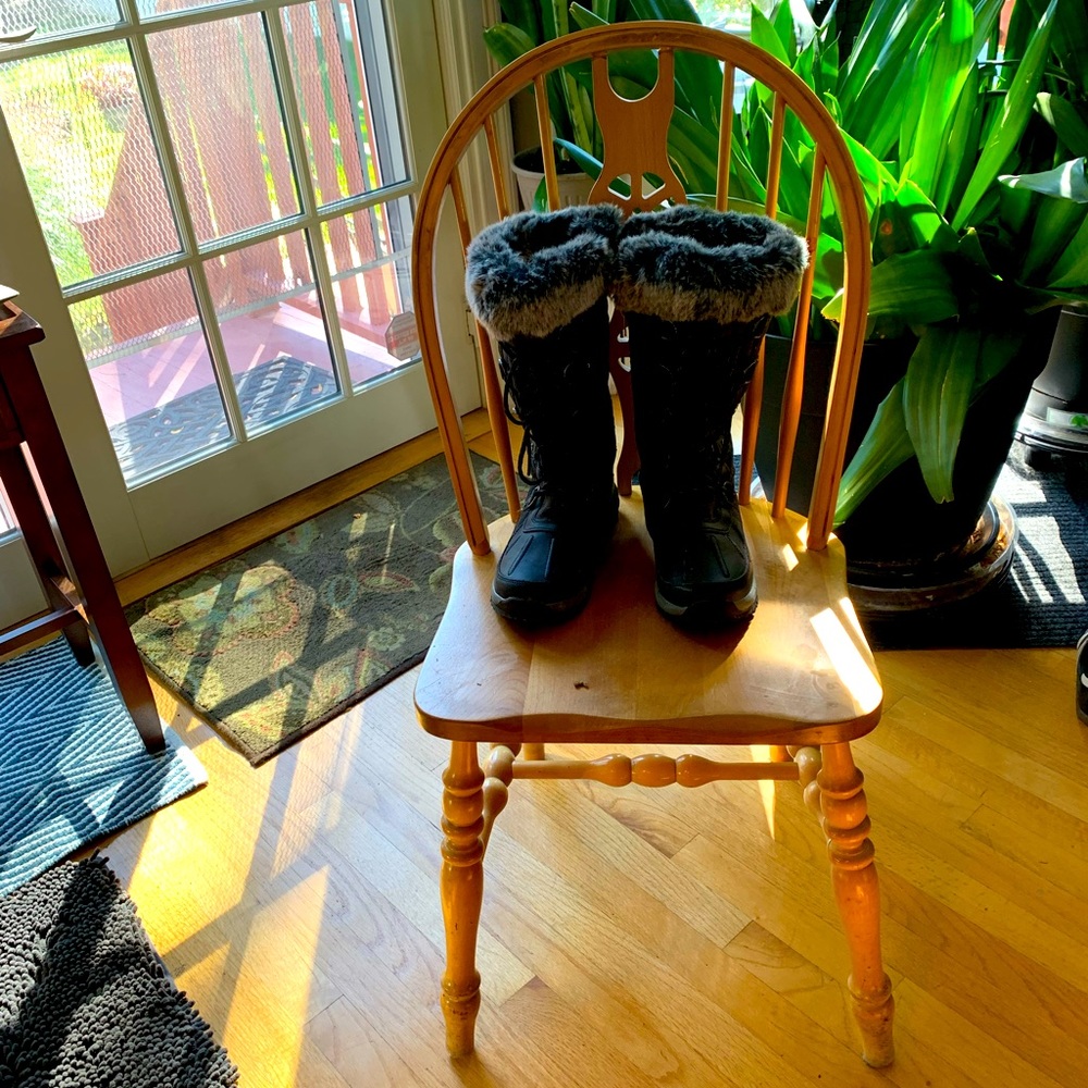 Bearpaw winter calf high winter boots. Both zip and laces. Material in photo tag